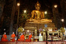 Будистки монаси, носещи защитни маски заради епидемията от коронавирус, участват в церемония в Банкок, Тайланд.