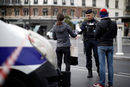 Полицейски служител контролира минувачите пред почти празна гара в Париж.