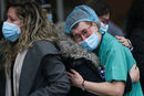 Здравни работници със защитни маски оплакват свой колега, починал от коронавируса в Леганес, Испания.