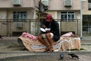 Бездомник яде храна, предоставена му като социална помощ в Рио де Жанейро, Бразилия.