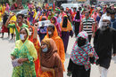 Шивачки протестират с искане за изплащане на заплатите им в Дака, Бангладеш.