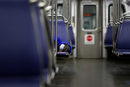 Човек си почива във вагона на метрото във Вашингтон.