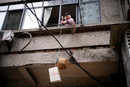 Жена получава доставка в жилище под карантина в Ухан, провинция Хубей, Китай.