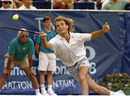 Бившият №1 в тениса Андре Агаси навършва 50 години. Американецът е смятан за един от най-великите в историята, като в кариерата си печели 8 титли от Големия шлем (Australian open x 5, US Open х 2, Ролан Гарос и Уимбълдън). Общо трофеите на Агаси са 60, което го поставя на 10-о място в Оупън ерата.<br /><br />На снимката: През 1988 г. едва 18-годишният Агаси вече е звезда в тениса.