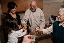 Семейството вдигат тост, след като са приготвили вечеря от домашно направени равиоли.