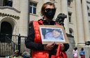 Мълчаливо бдение в памет на загиналия в автомобилна катастрофа телевизионен журналист Милен Цветков се проведе пред Съдебната палата в София при спазване на ограничителните мерки заради коронавируса.