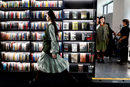 В Пекин модна колекция за есенно-зимния сезон бе показана онлайн, а за домакин на дефилето беше поканена книжарница.