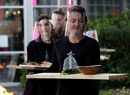 Холандски ресторант предлага обслужване на открито в епохата на коронавирус: малки стъклени къщички, построени за двама или трима души, създават интимна обстановка на обществено място.<br /><br />Сервитьорите носят ръкавици и прозрачни шлемове и използват дълги табли за сервиране, за да осигурят минимален физически контакт с клиентите.
