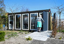 Жена в дом за възрастни хора с деменция влиза в стъклена къща във Васенаар, Нидерландия.