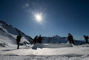 Работниците покриват с плат снега, за да прикрият от слънчевите лъчи ледника Щубайер в Австрия.