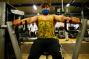 Мъж тренира със защитна маска във фитнес в Кьолн, Германия.