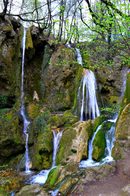 Пролетното многоводие е прекрасен повод човек да обходи няколко водопада. Предлагам един постижим в рамките на ден маршрут, ако живеете близо до Асеновград. Бачковският водопад е висок около 10 метра и е с множество ръкави и разклонения. Намира се малко над Бачковския манастир от лявата страна на туристическата пътека в посока към хижа "Марцаганица".