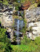 Смолянският водопад се намира в гр. Смолян в "Чилингирска махала", като колата може да се остави съвсем наблизо. Водопадът е на Крива река и е висок 20 м. Гъста растителност скрива част от гледката към водопада. От години обектът не се стопанисва. Една от пътеките, която е водила туристите до подножието на феномена, е съборена от свлачище, а другата – застроена. Нямахме късмет да го видим пълноводен, но ходихме не напролет, а в есенно време. Изкачване? Три минути, но за снимане и гледане – не знам.