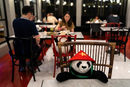 Плюшени панди са използвани като мерители за спазване на дистанция в ресторант в Банкок, Тайланд.
