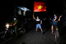 Жители на Ханой празнуват отпадането на извънредното положение във Виетнам.