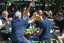 В Английската градина на Мюнхен вече се вдигат наздравици с бира.
