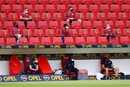 Кадър от "Опел арена", Майнц, Германия. Играчите на RB Лайпциг са седнали на разстояние на трибуните. Стадионите са отворени, но без публика.