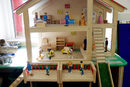 Кукли на дистанция, класна стая в Уотлингтън, Великобритания.<br /><br />Училищата ще отворят на 1 юни.