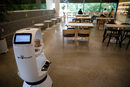 Робот приема поръчки, прави кафе и носи напитките на клиентите в кафене в Даежеон, Южна Корея.