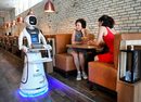 Робот обслужва клиенти в китайски ресторант, за да се намали риска от разпространение на коронавируса в Маастрихт, Холандия.