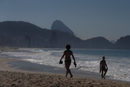 Хора се разхождат на плажа Копакабана в първия ден след падането на ограниченията, наложени заради коронавируса в Рио де Жанейро, Бразилия.