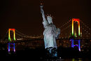 Реплика на Статуята на свободата пред Моста на дъгата в Токио, Япония.