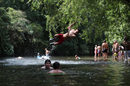Хора се забавляват във водата на река Леа, докато се наслаждават на горещото време в Лондон, Великобритания.