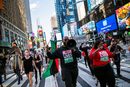 Демонстранти протестират на Таймс скуеър в Ню Йорк срещу расовото неравенство след смъртта в полицейския арест в Минеаполис на Джордж Флойд.