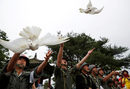 70-годишнината от края на Корейската война беше ознаменувана с церемония в демилитаризираната зона, в която войници символично пуснаха да летят стотици бели гълъби.
