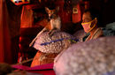 Мъж с маска минава покрай куче в затворен заради коронавирус пазар на едро в град Колката, Индия.