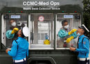 Мобилна лаборатория за изследване на коронавирус взима проби от пътни полицаи в Катманду, Непал.