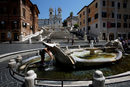 Жена се охлажда във фонтан на Испанския площад в Рим, Италия.