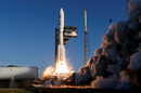 Ракетата Atlas V, носеща превозното средство на НАСА, излита от "Кейп Канаверал, Флорида.
