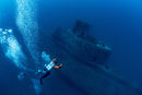 Водолаз от екологичната група Ghost Diving плува близо до останки от разбит кораб от Втората световна война край остров Кефалония, Гърция.