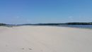 Пясъкът е бял и чист, почти като на тропически остров. Вдясно отсреща се вижда село Попина, а наляво е ръмънският бряг.