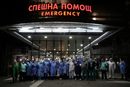 Лекари от четири големи болници в София организираха флашмоб акции във вторник вечерта с призив към хората за спазване на мерките срещу коронавируса. Медиците от "Пирогов", ВМА, "Александровска" и "Света Анна" излязоха със светещи мобилни телефони, за да поискат нормален живот и за себе си.