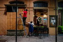 Хора укрепват ресторант преди тропическата буря "Зета" да ги връхлети в Ню Орлиънс, Луизиана, САЩ.