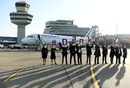 Пилоти и стюардеси се снимат преди последния полет на Air France AF 1235, от летището в Тегел в Берлин, което се затваря за постоянно след скорошното откриване на новото летище Берлин-Бранденбург (BER) в Берлин, Германия.