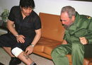 Марадона показва пред своя приятел и президент на Куба Фидел Кастро татуировка с лика му на левия си крак през 2001 г.