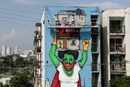 Бразилският художник Мундано работи върху графити, наречени "Невидими героини", в знак на почит към жените по време на избухването на коронавирусната инфекция. Квартал "Хелиополис" в Сао Пауло, Бразилия.
