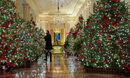 Десетки елхички с бели светлинки и традиционни червени панделки са поставени в Белия дом. <br /><br />Част от декорацията е направена от деца.
