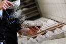 Басти Брюклмайер демонстрира подборка от ядки и стафиди, върху които изсипва брашно, захар, масло и тайна смес от подправки, за да направи едно от най-вкусните лакомства в Германия.