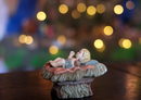 В колониална вила в селски район извън столицата на Боливия Ла Пас, Марсела Рока де Хартман носи света в дома си за Коледа под формата на стотици фигурки, които е събрала от цял свят.<br /><br />Рока де Хартман прекарва няколко дни в разопаковане на крехките фигурки и подреждането им в дома си, което достига своя връх, когато бебето Исус е поставено в креватчето си в яслата.