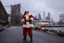 Червеният костюм с бял кант и копринената бяла брада отдавна са запазеният стил на Дядо Коледа, но веселата фигура, която носи празнично настроение по целия святq я има в най-различни варианти, подобно на разнообразните форми и размери на коледните подаръци, които носи.<br /><br />Но едно желание обединява всички Дядо Коледа през тази година, унищожена от пандемията на коронавируса.