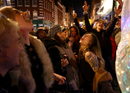 В лондонския квартал Сохо хората се забавляват на улицата след като за кръчмите беше въведена забрана за работа през нощта. Разпространението на коронавирус продължава в Лондон, Великобритания.