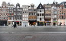 Хора се разхождат по празна улица в Амстердам, Нидерландия.<br /><br />Нидерландия затяга мерките с цел ограничаване на разпространението на коронавируса. Те влизат в сила от полунощ на 15 декември, вторник и ще бъдат валидни до 19 януари 2021 г.