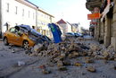 Смачкан автомобил се вижда на улица в Сисак след земетресението.