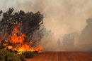 Пожарникар се бори с огъня в Ред Гъли, Западна Австралия..