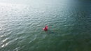 Самотен плувец в провинция Трат, остров Ко Чанг, Тайланд.