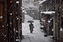 Снеговалеж в северноиндийския град Шринагар - лятната столица на щата Джаму и Кашмир.
